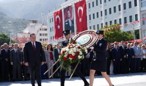 29 Ekim Bayram Coşkusu Çelenk Sunumuyla Başladı