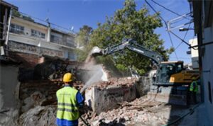 Ballıkuyu dönüşüm bölgesindeki metruk yapılar yıkılıyor