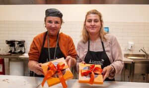 Gönüllü ellerden lösemili çocuklara tatlı hediye