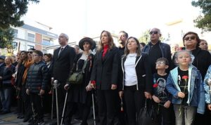 Karşıyaka tek yürek oldu, Ata’ya selam durdu!