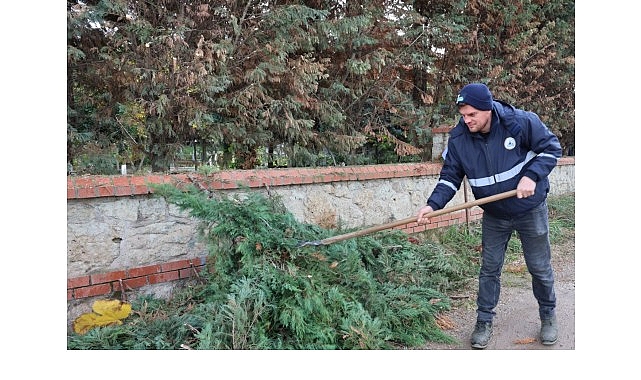 Kartepe’de Mezarlıklara Düzenli Bakım