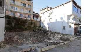 Konak’ta metruk bina yıkımları sürüyor
