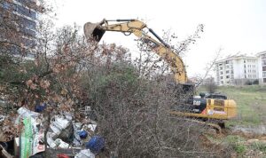 Nilüfer Belediyesi Balkan Mahallesi’nde kaçak barakaları yıktı