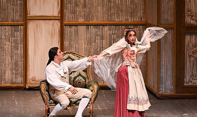 Sınıfsal Gerilimlerin Mizahla Buluştuğu Başyapıt: “Figaro’nun Düğünü” Yeniden İZDOB Sahnesinde