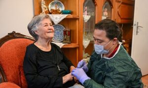 Bornova’da yaşlı ve engelliler evlerinde yalnız değil