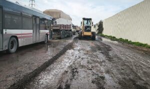 Büyükşehir, aşırı yağış sonrası kapanan yolları bir bir açıyor