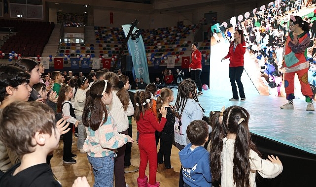 “Okula Bi’ Mola”, İzmit’te salona sığmadı