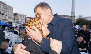 Başkan Tugay: Ne saraylara ne şatafatlı sofralara ihtiyacımız var