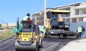 Çeşme’nin yolları yaza hazırlanıyor