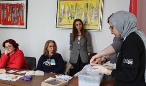 Geleneksel yöntemle kâğıt yapımını öğrendiler