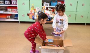 Minik yüreklerden ihtiyaç sahiplerine ramazan kolisi