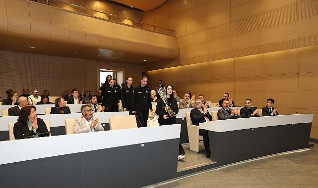 Nilüfer’in genç sporcuları başarılarını belediye meclisinde paylaştı