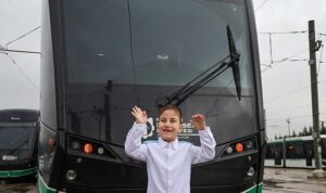 Hayal etti, 6 yaşında vatman oldu