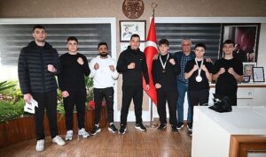 Kick Boks sporcuları başarılarını Başkan Topaloğlu ile paylaştı