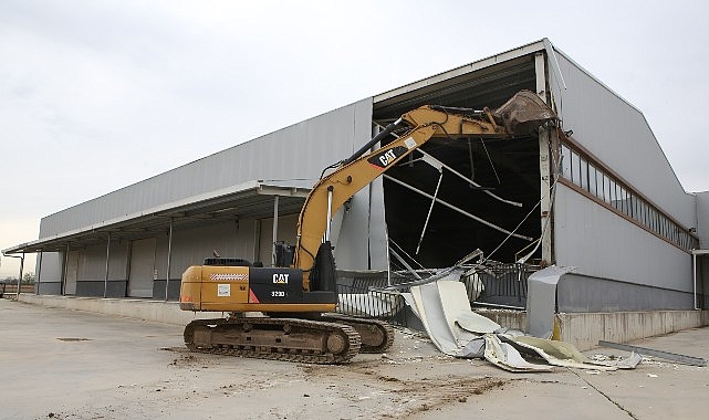 Nilüfer’de 4 bin metrekarelik kaçak depo yıkıldı