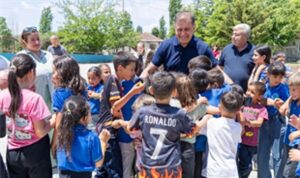 Başkan Tugay’dan Kirazlı çocuklara karne hediyesi