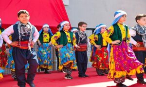 Başkan Vekili İbrahim Akın, öğrencilerin karne sevincine ortak oldu