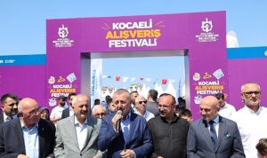 Büyükakın kurdeleyi kesti, hayırlı işler diledi