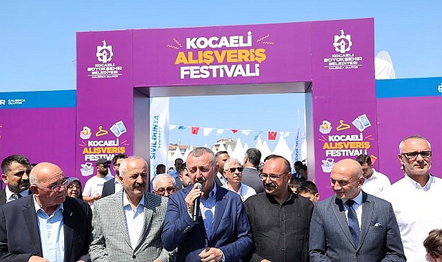 Büyükakın kurdeleyi kesti, hayırlı işler diledi