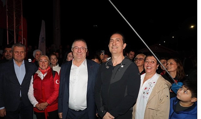Edremit’te Cumhuriyet Bayramı coşkusu yağmura rağmen dinmedi